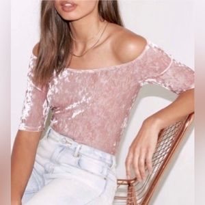 Kendall & Kylie Women’s blush Crushed Velvet off the shoulder Top size XS